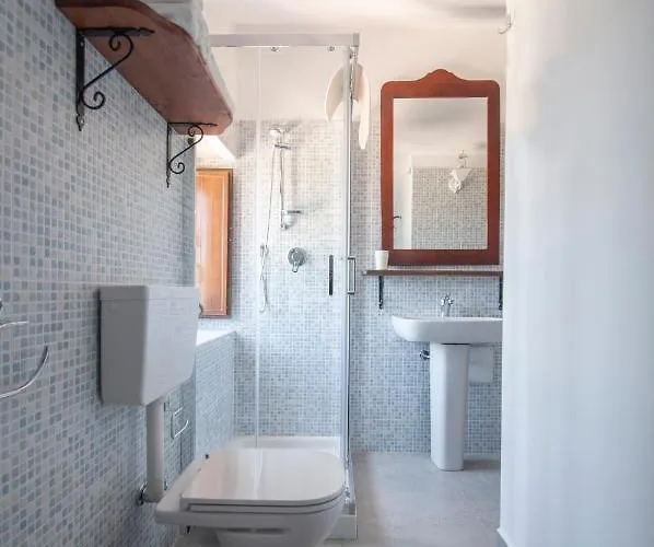 לינה וארוחת בוקר Vittoria House 3*