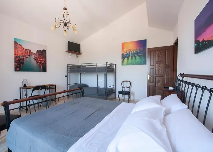 לינה וארוחת בוקר Vittoria House 3*